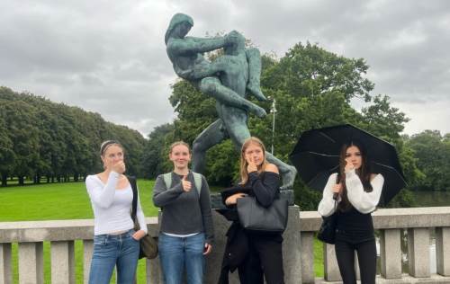 Mange skulpturer å studere i parken